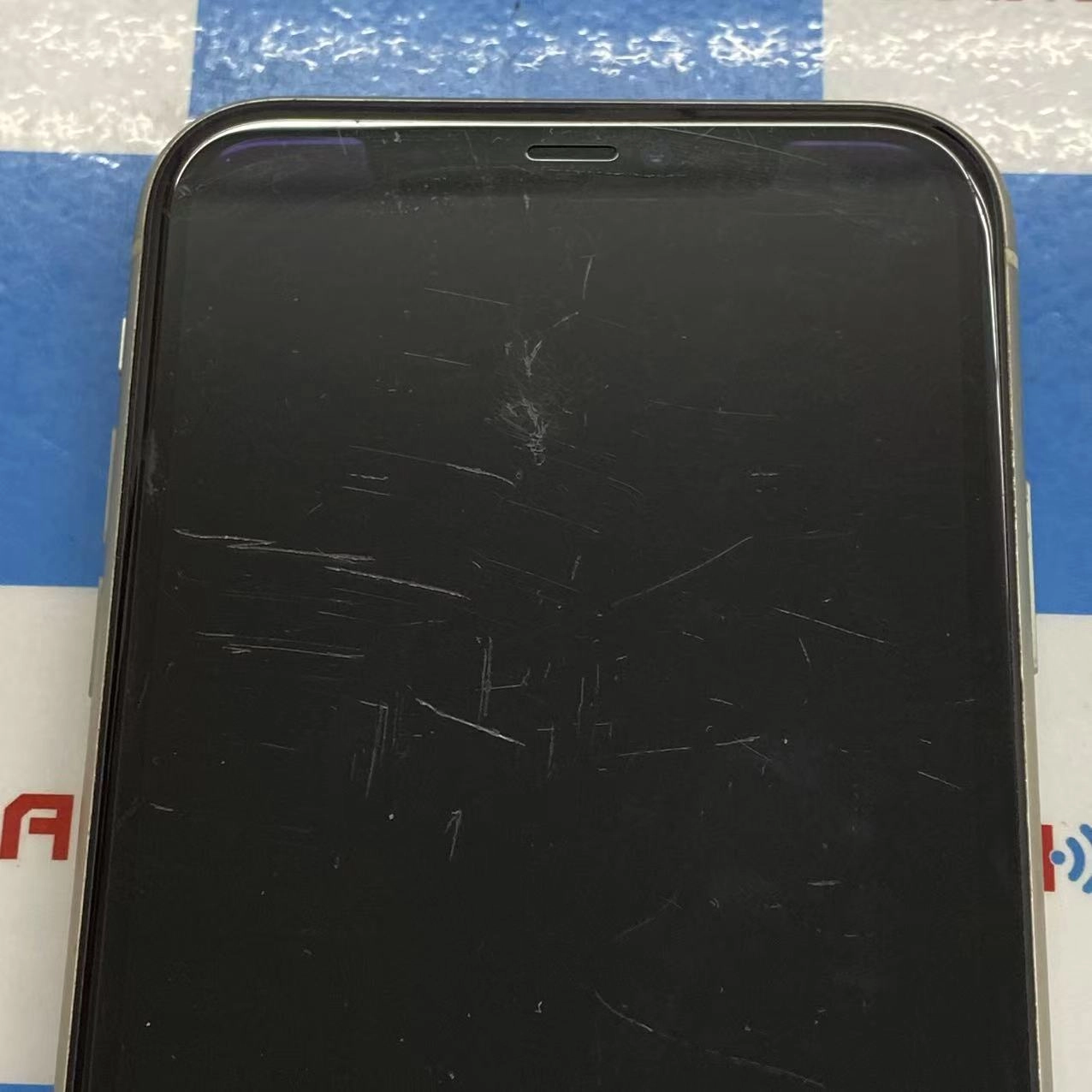iPhone11 256GB ホワイト MWM82J/A docomo版SIMフリージャンク品