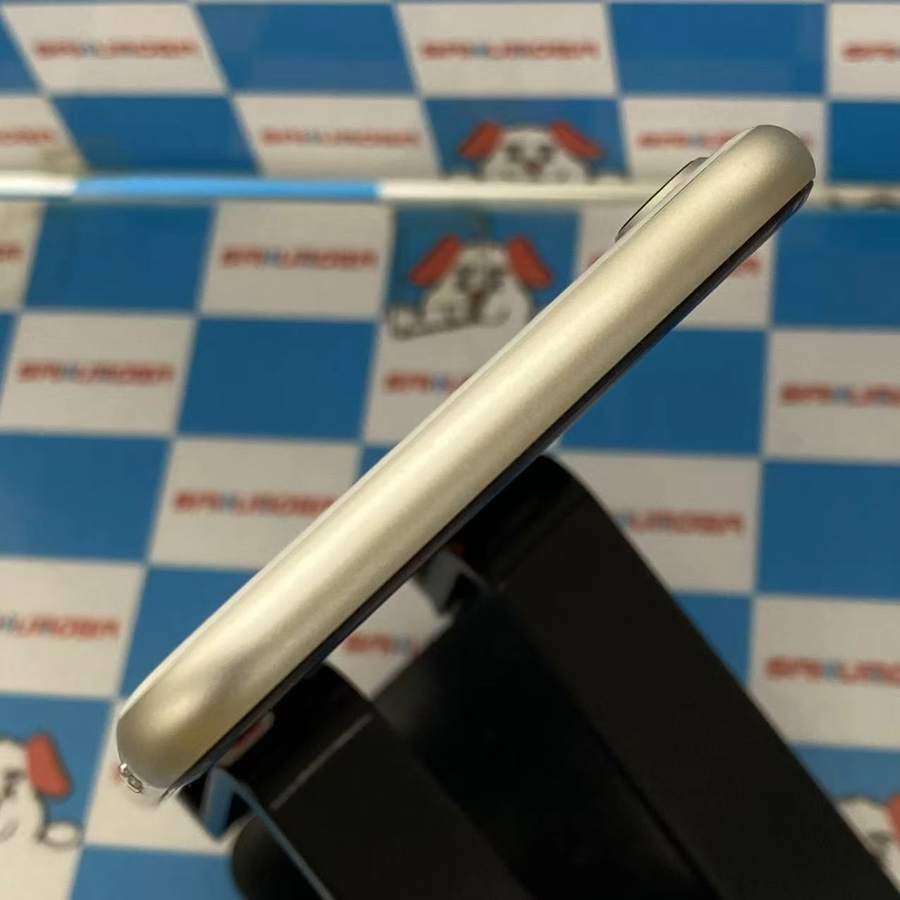 iPhoneSE 第3世代 64GB スターライト MMYD3J/A docomo版SIMフリー美品