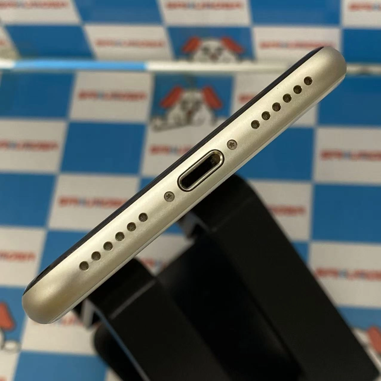 iPhoneSE 第3世代 64GB スターライト MMYD3J/A docomo版SIMフリー美品