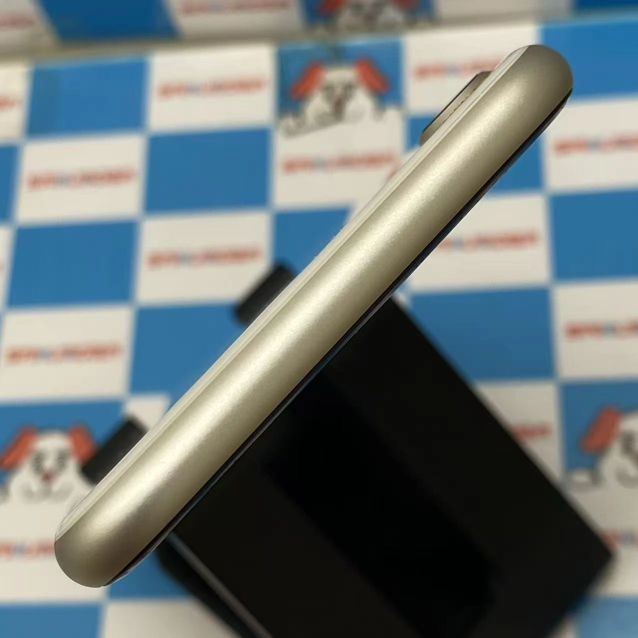 iPhoneSE 第3世代 128GB スターライト MMYG3J/A SIMフリー 美品