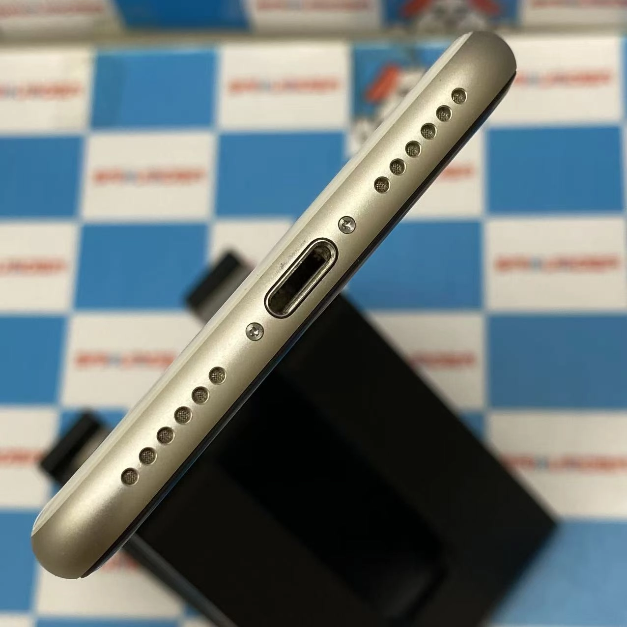 iPhoneSE 第3世代 128GB スターライト MMYG3J/A SIMフリー 美品