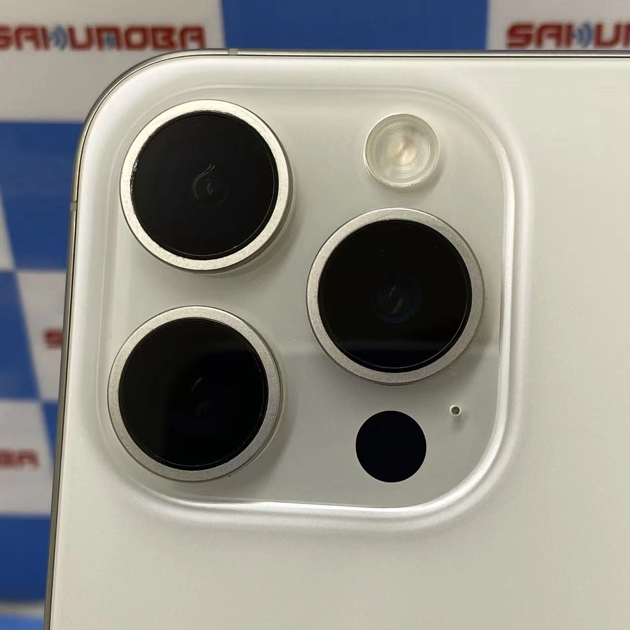 iPhone15 Pro 256GB ホワイトチタニウム MTUD3J/A Apple版SIMフリー 美品