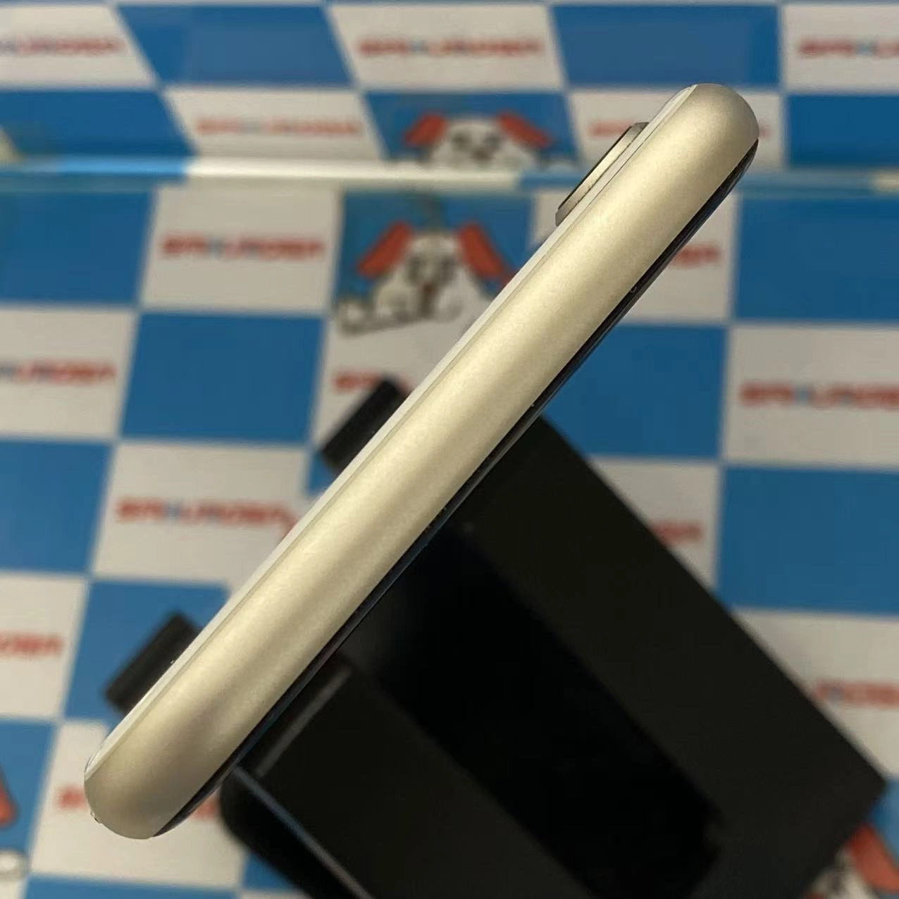 iPhoneSE 第3世代 64GB スターライト MMYD3J/A docomo版SIMフリー訳あり品