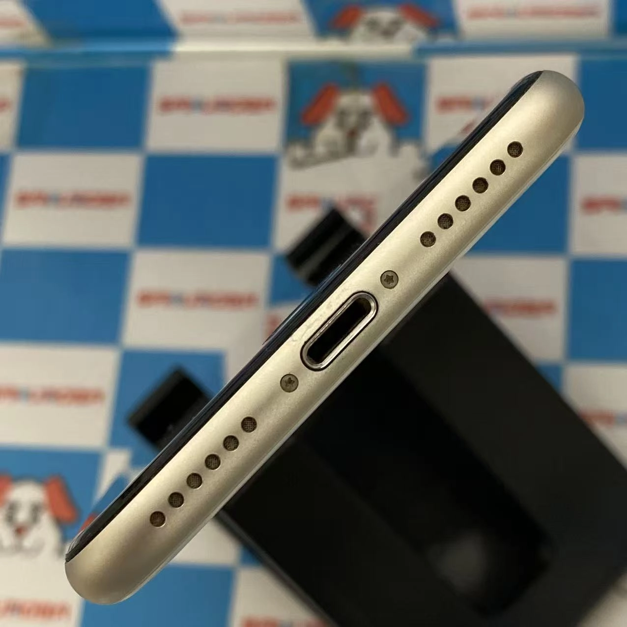 iPhoneSE 第3世代 64GB スターライト MMYD3J/A docomo版SIMフリー訳あり品