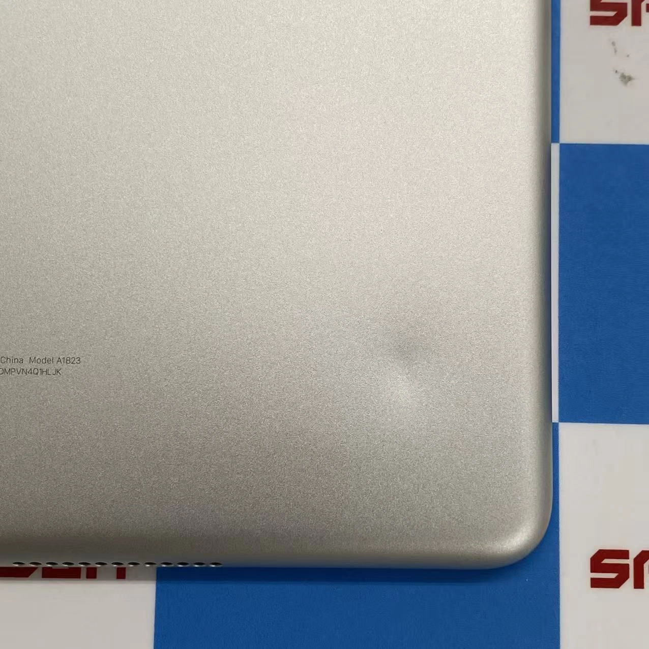 iPad 第5世代 Wi-Fi+Cellularモデル 32GB シルバー MP1L2J/A docomo版SIMフリー