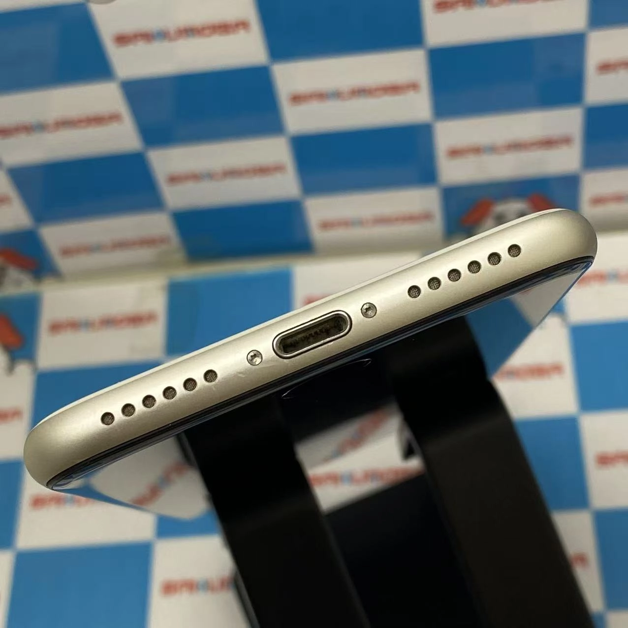 iPhoneSE 第3世代 128GB スターライト MMYG3J/A docomo版SIMフリー 訳あり品