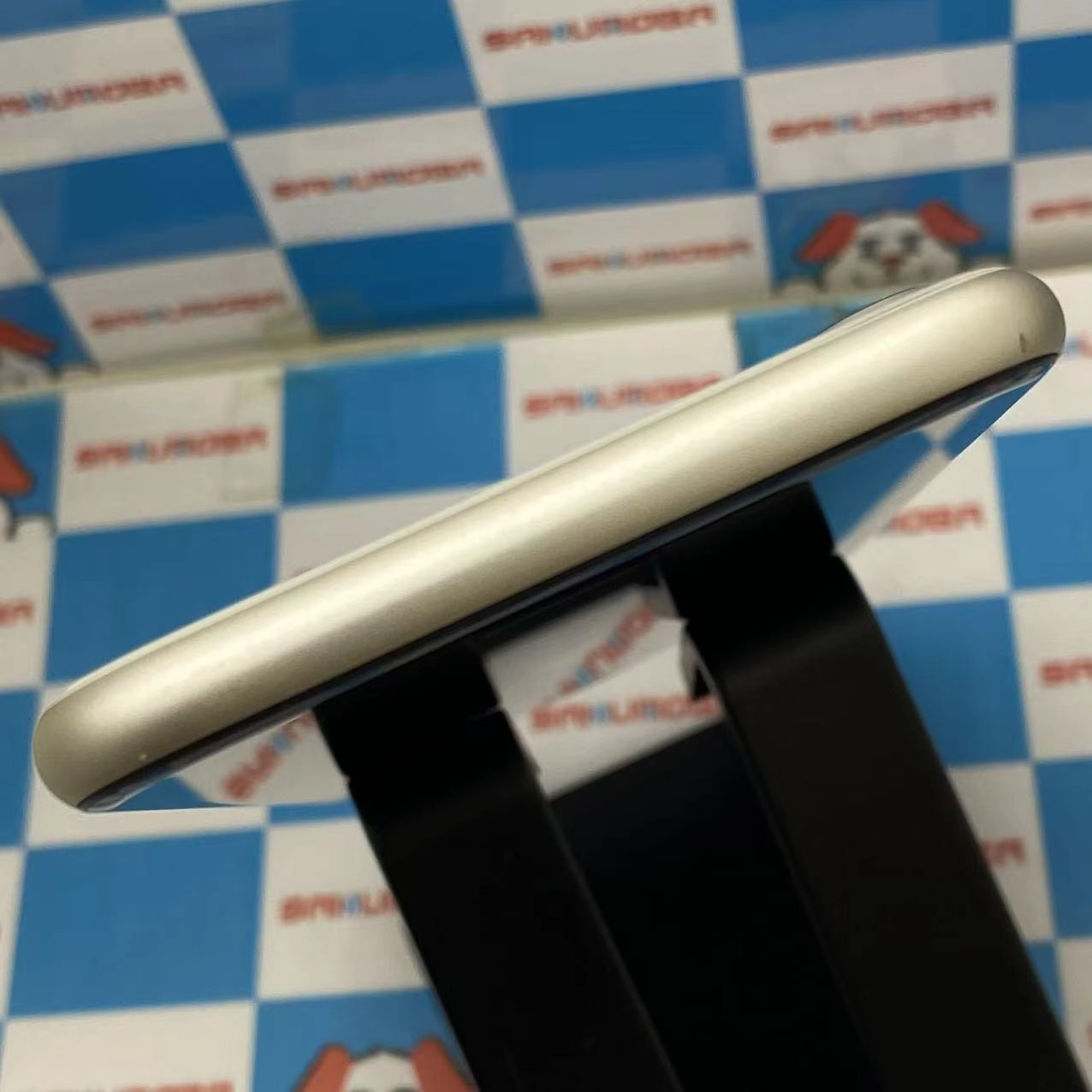 iPhoneSE 第3世代 128GB スターライト MMYG3J/A docomo版SIMフリー 訳あり品