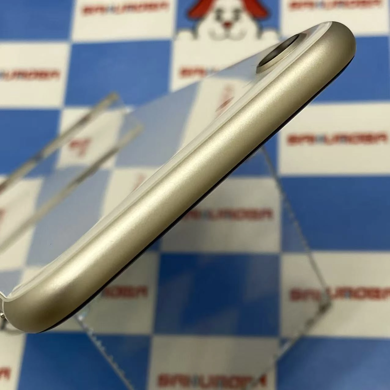 iPhoneSE 第3世代 64GB スターライト MMYD3J/A docomo版SIMフリー 極美品