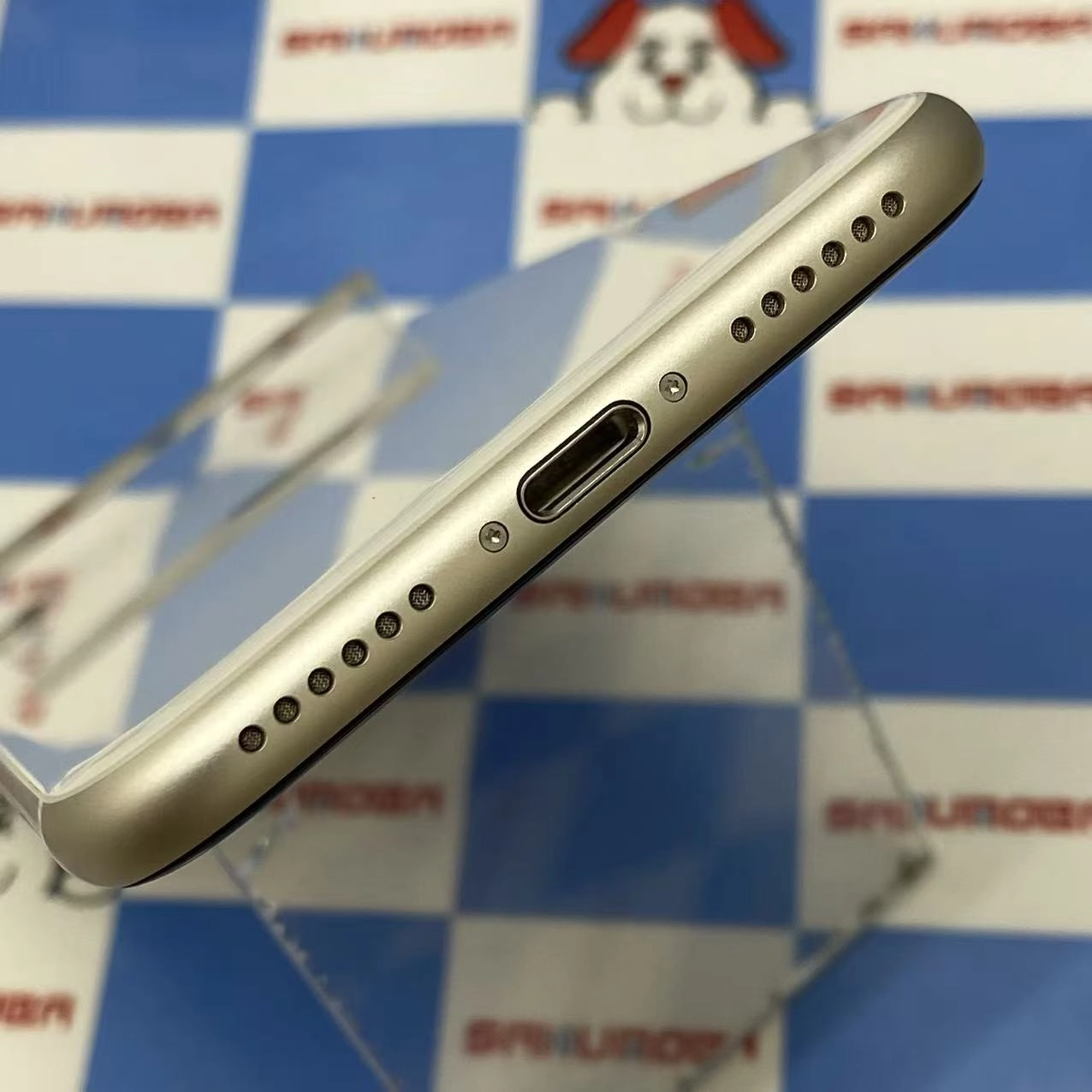 iPhoneSE 第3世代 64GB スターライト MMYD3J/A docomo版SIMフリー 極美品
