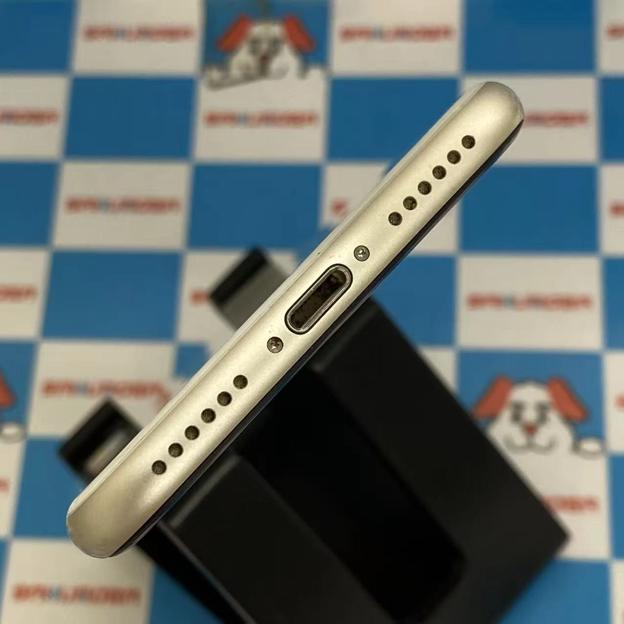 iPhoneSE 第3世代 128GB スターライト MMYG3J/A docomo版SIMフリー美品
