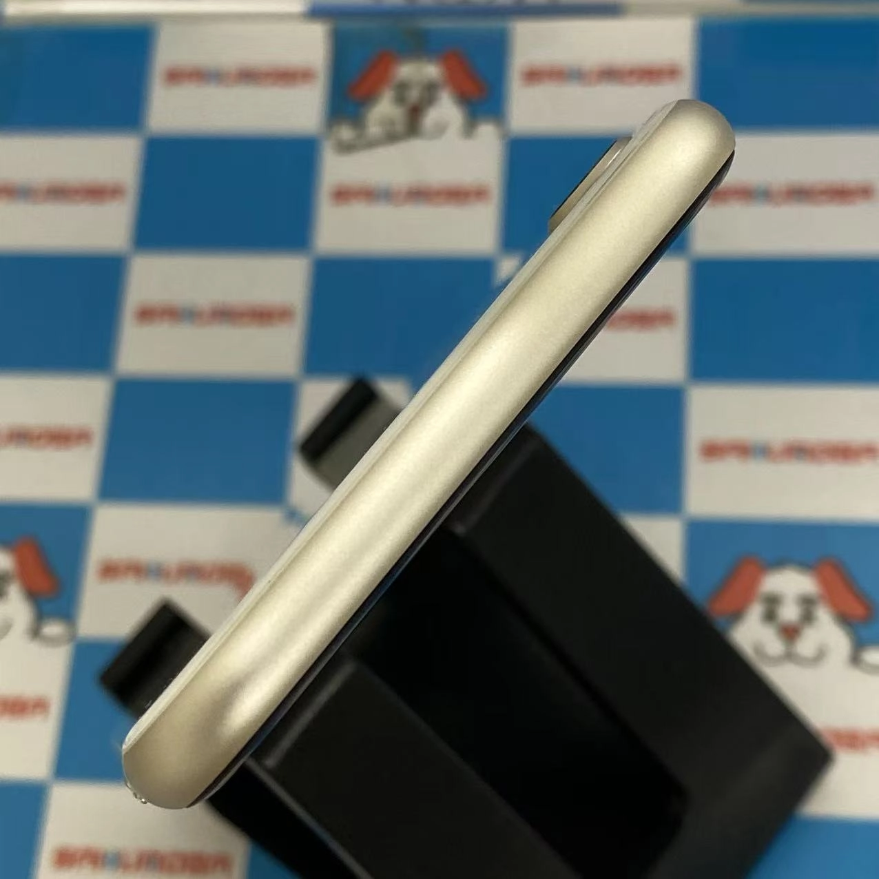 iPhoneSE 第3世代 128GB スターライト MMYG3J/A docomo版SIMフリー美品
