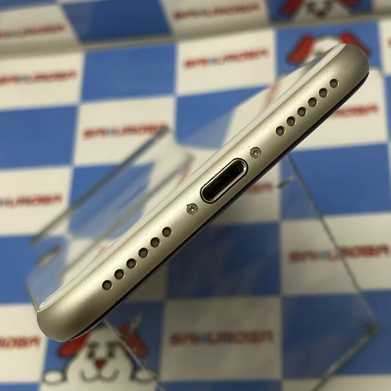 iPhoneSE 第3世代 128GB スターライト MMYG3J/A docomo版SIMフリー 訳あり品