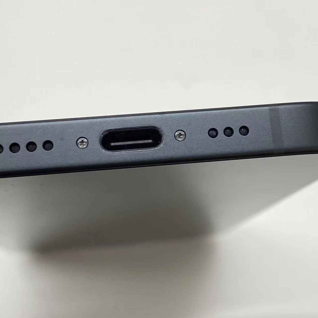 iPhone 16e 128GB ブラック MD1Q4J/A SIMフリー 美品
