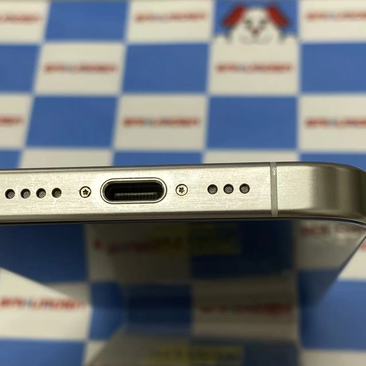 iPhone15 Pro 256GB ホワイトチタニウム MTUD3J/A SIMフリー 美品