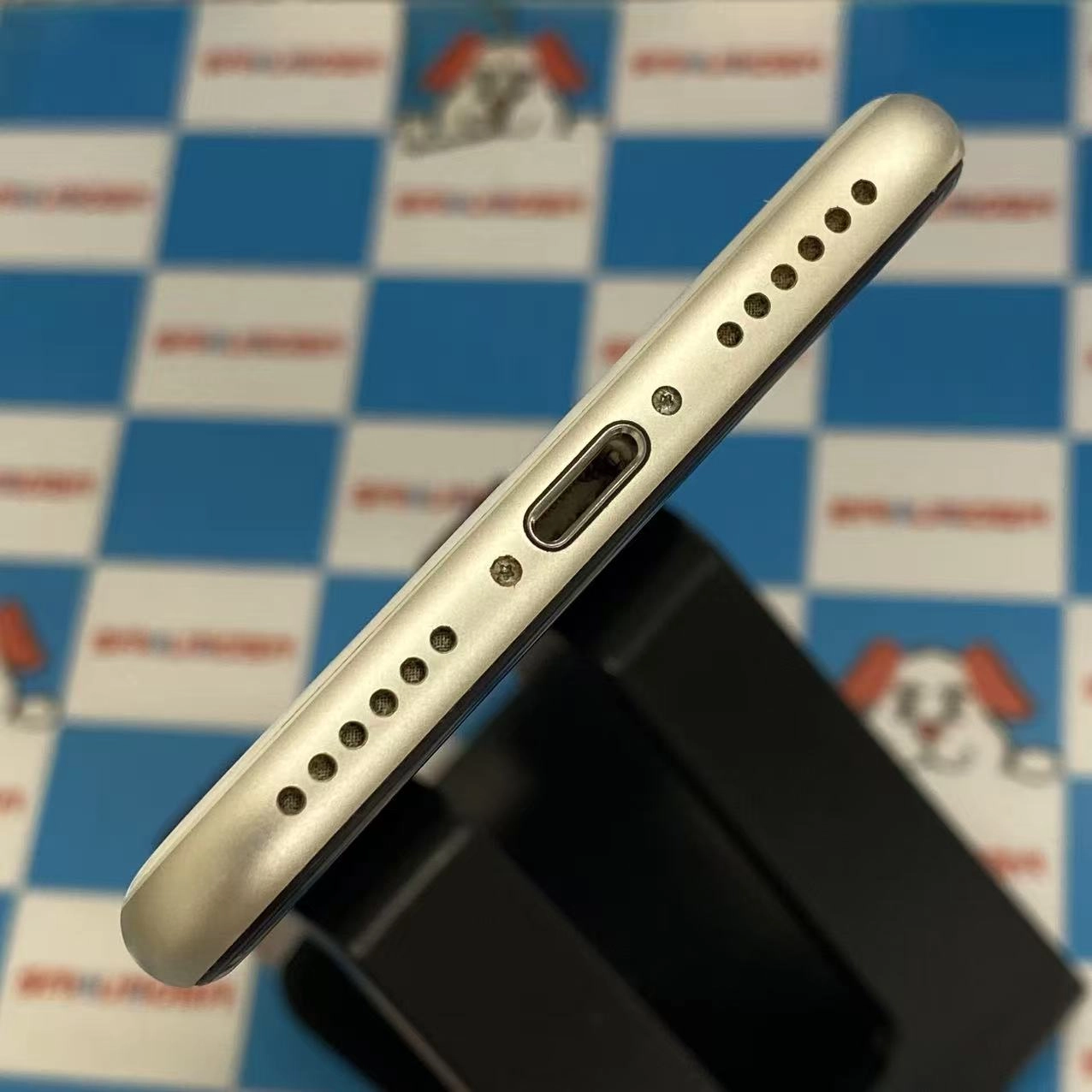 iPhoneSE 第3世代 64GB スターライト MMYD3J/A AU版SIMフリー