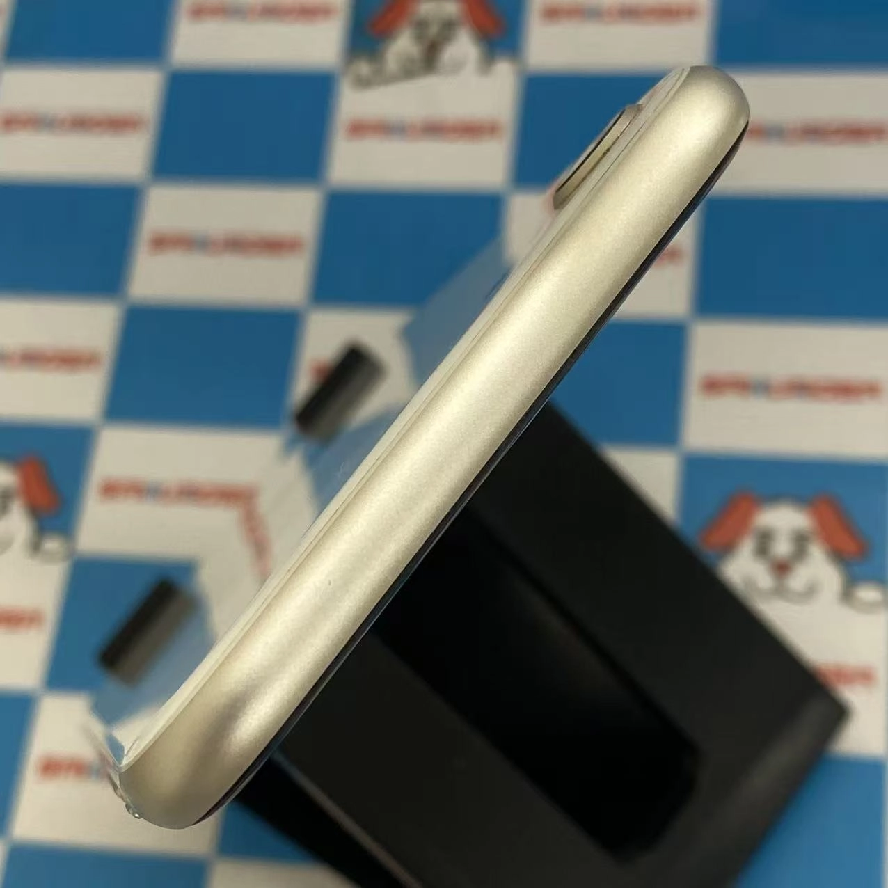 iPhoneSE 第3世代 64GB スターライト MMYD3J/A AU版SIMフリー