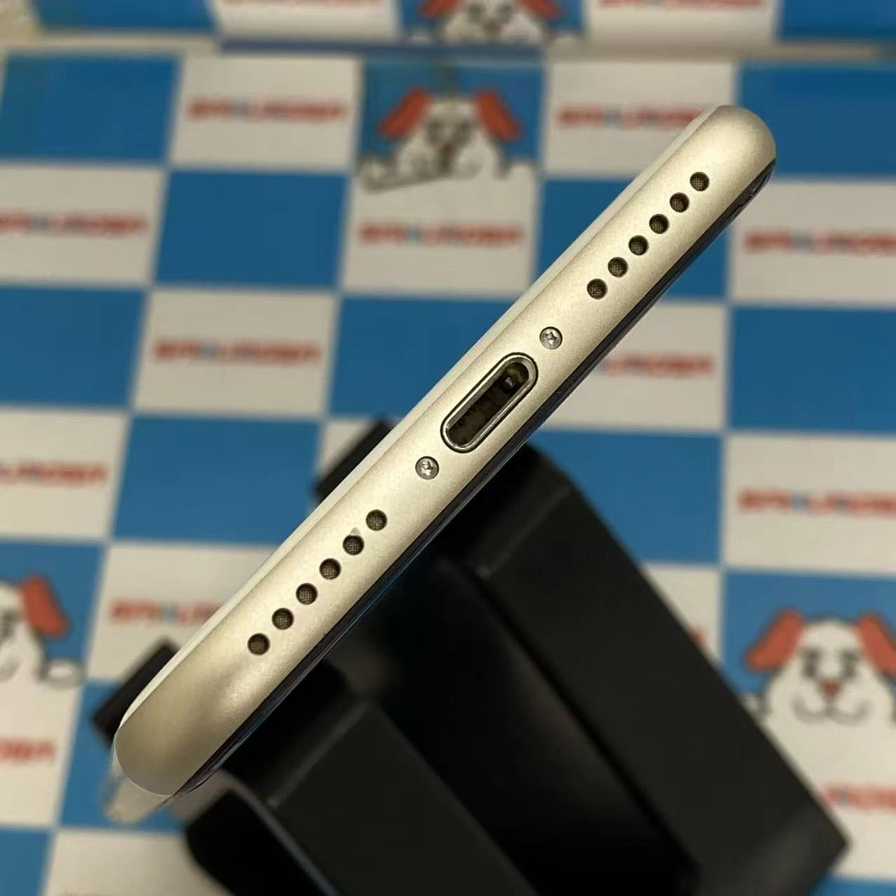 iPhoneSE 第3世代 64GB スターライト MMYD3J/A docomo版SIMフリージャンク美品