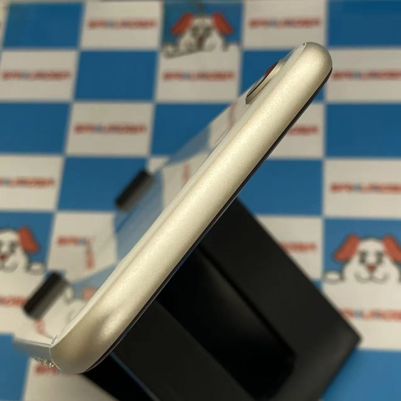 iPhoneSE 第3世代 64GB スターライト MMYD3J/A docomo版SIMフリージャンク美品