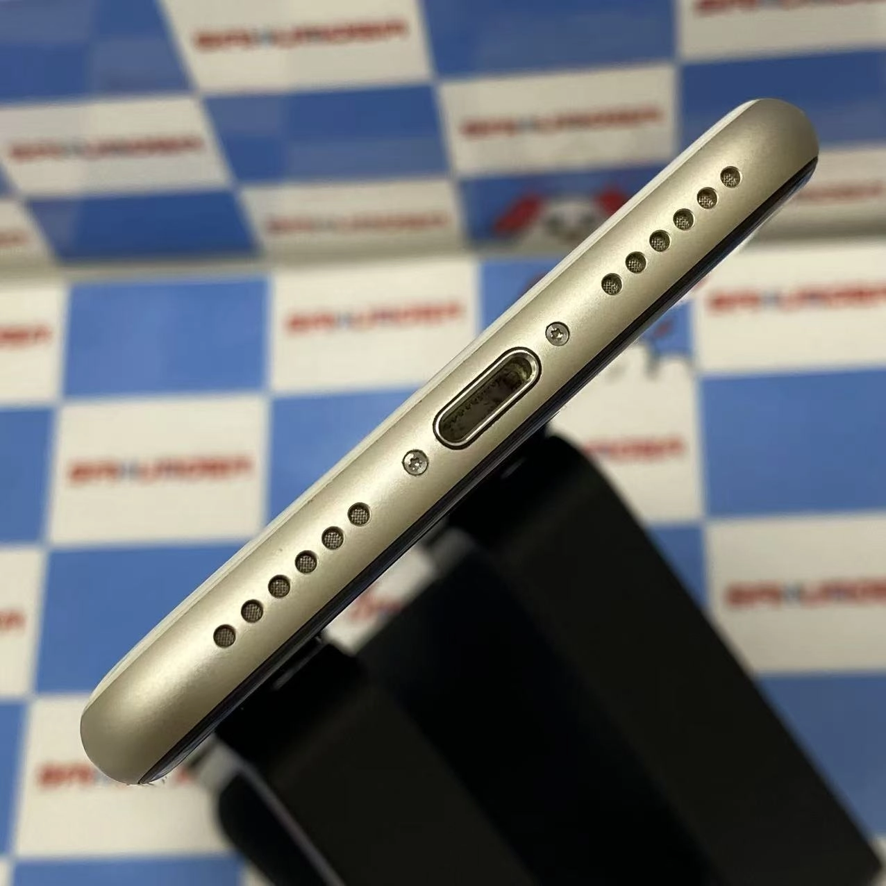iPhoneSE 第3世代 64GB スターライト MMYD3J/A AU版SIMフリー