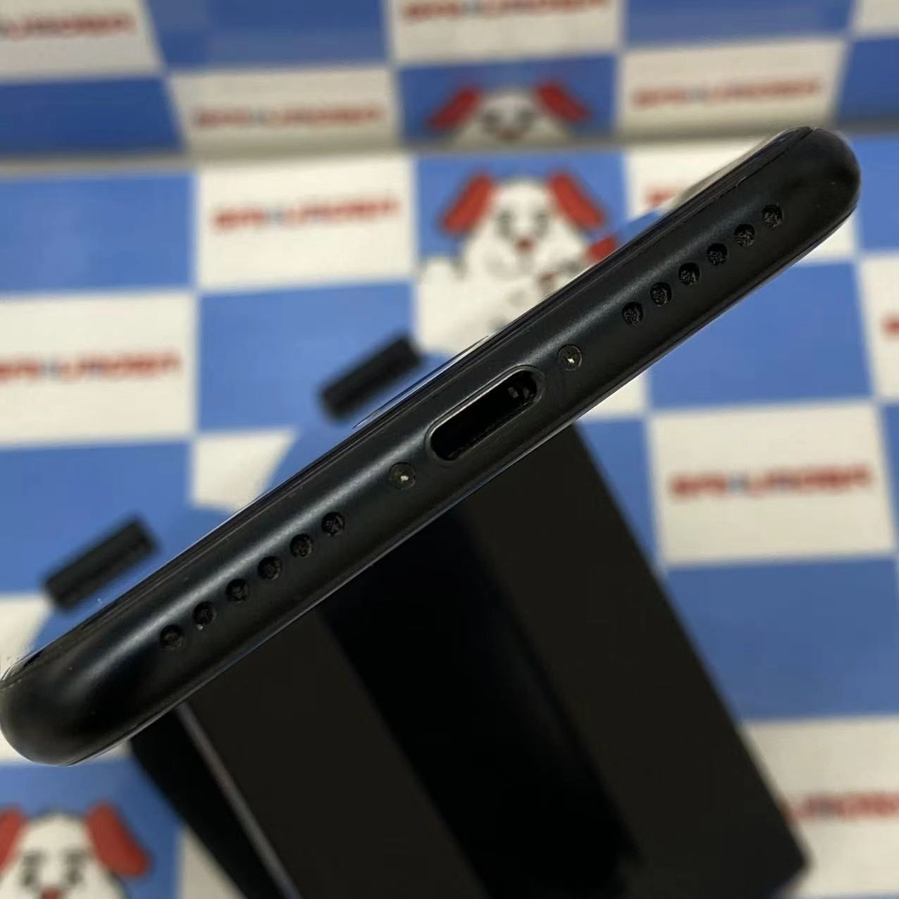 iPhoneSE 第3世代 128GB ミッドナイト NMYF3J/A docomo版SIMフリー 美品