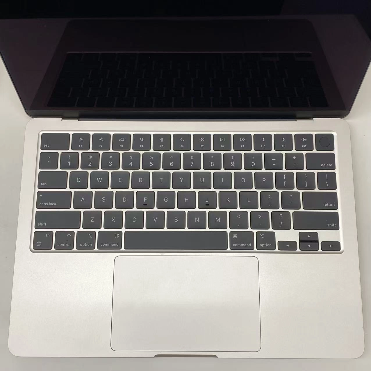 MacBook Air 13インチ Mid2022 Apple M2 (CPU:8C/GPU:8C) 8GB/256GB スターライト USキーボード MLY13JA/A ジャンク品