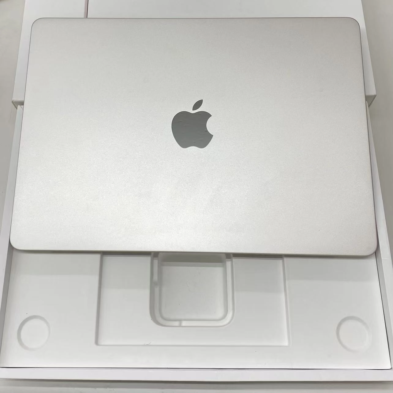 MacBook Air 13インチ Mid2022 Apple M2 (CPU:8C/GPU:8C) 8GB/256GB スターライト USキーボード MLY13JA/A ジャンク品