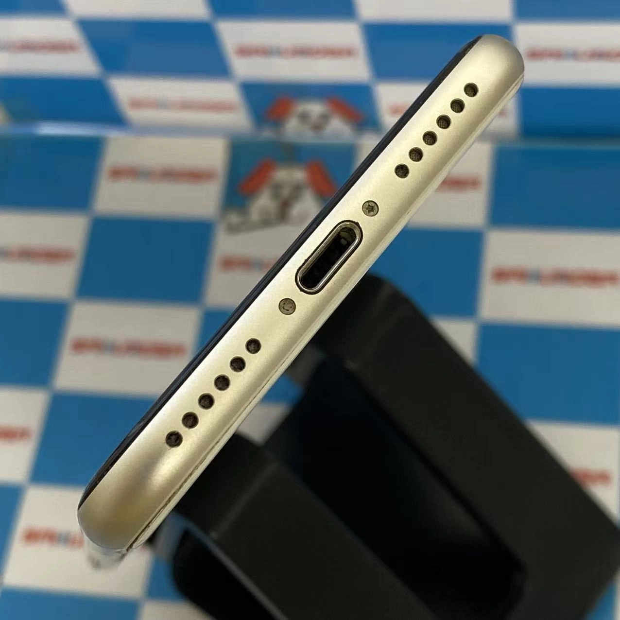 iPhoneSE 第3世代 128GB スターライト MMYG3J/A AU版SIMフリージャンク品