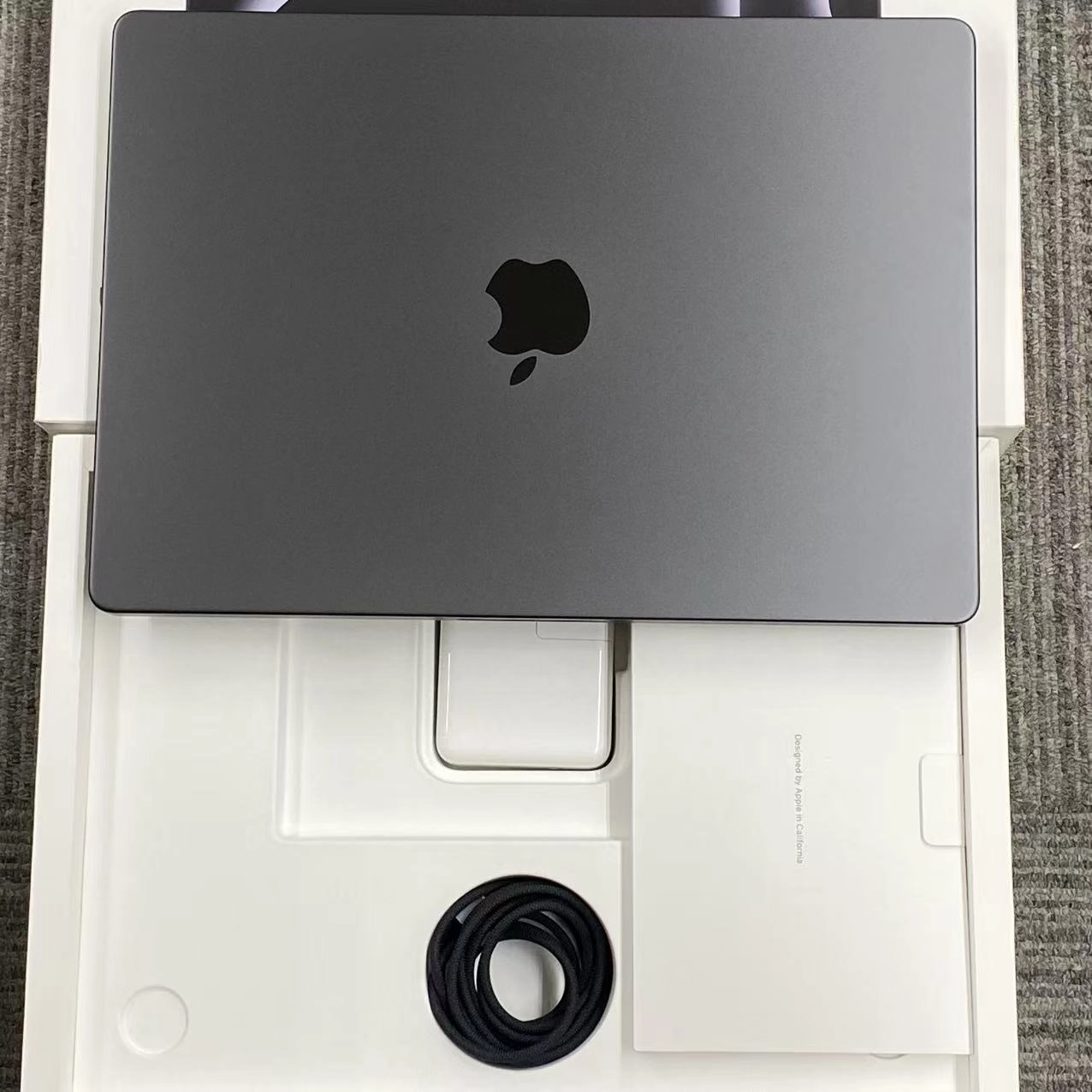 MacBook Pro Early2026 14インチ Apple M5 Pro 24GB/1TB (CPU:15C/GPU:16C)スペースブラック MGDR4J/A 新品同様