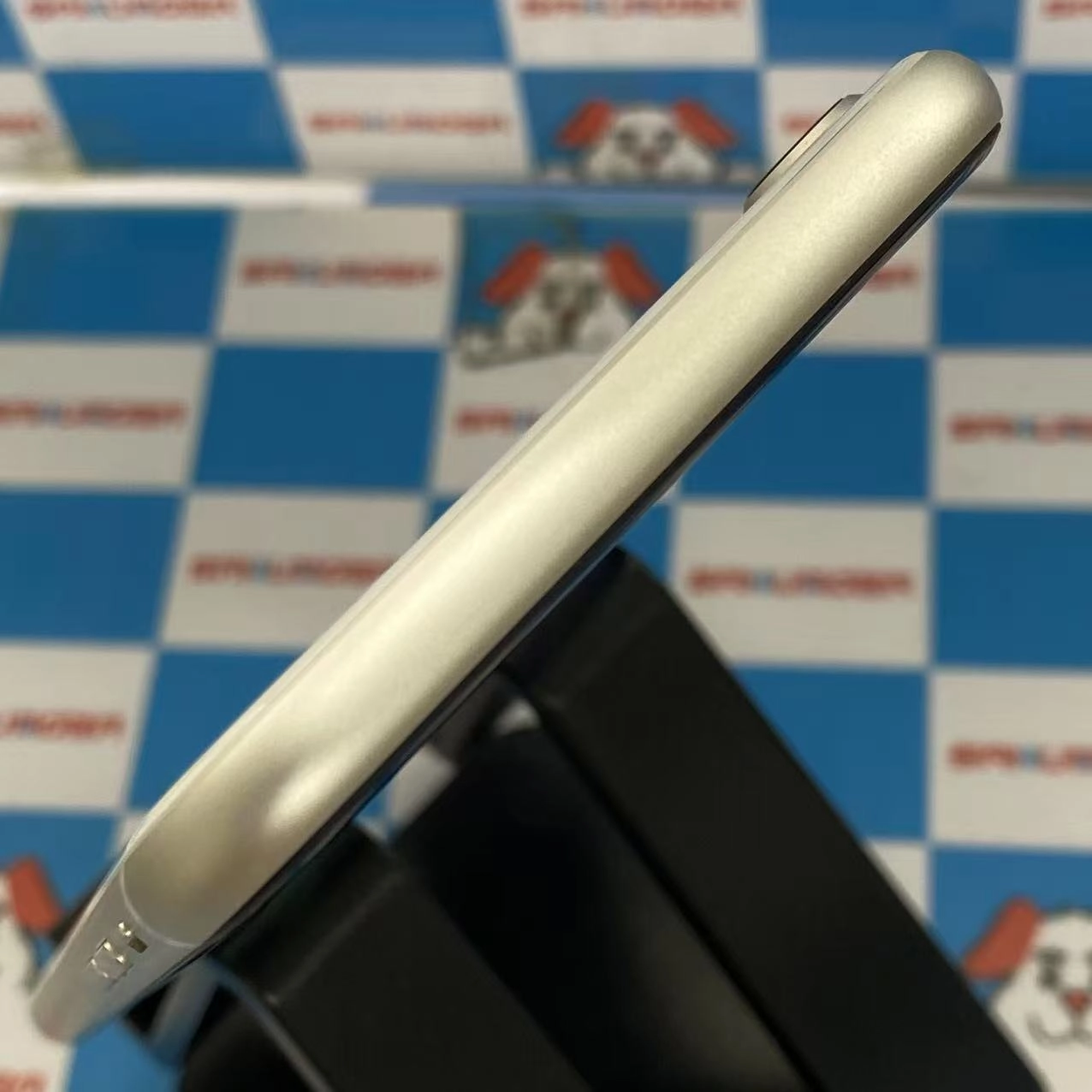 iPhoneSE 第3世代 64GB スターライト MMYD3J/A AU版SIMフリー