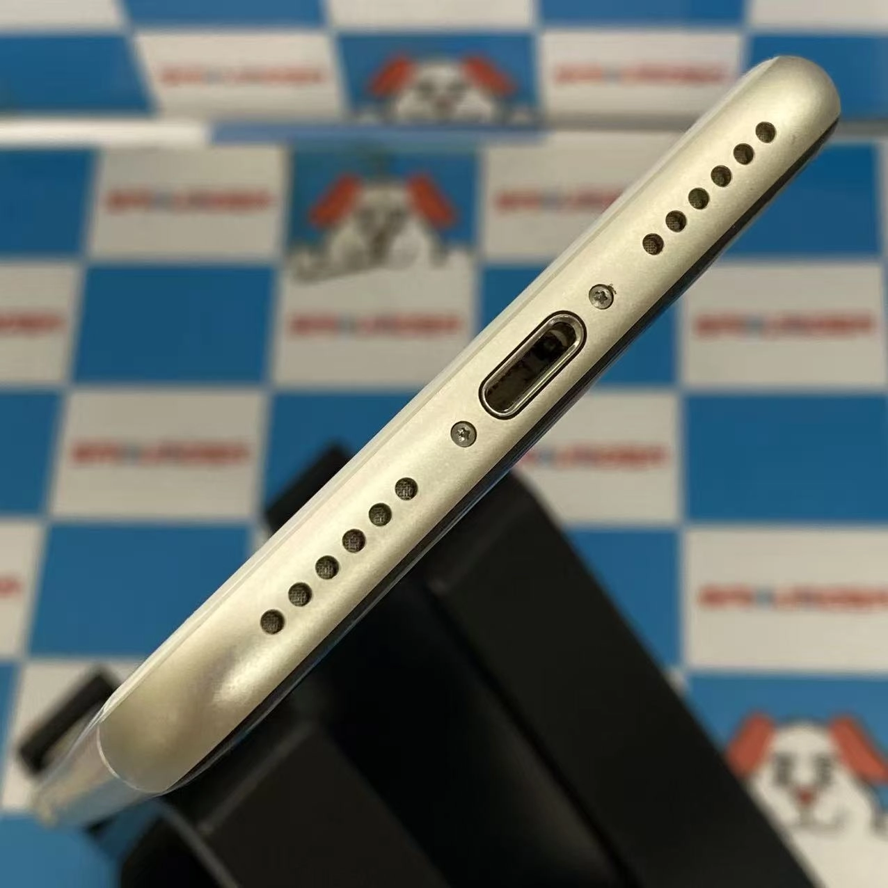 iPhoneSE 第3世代 64GB スターライト MMYD3J/A AU版SIMフリー