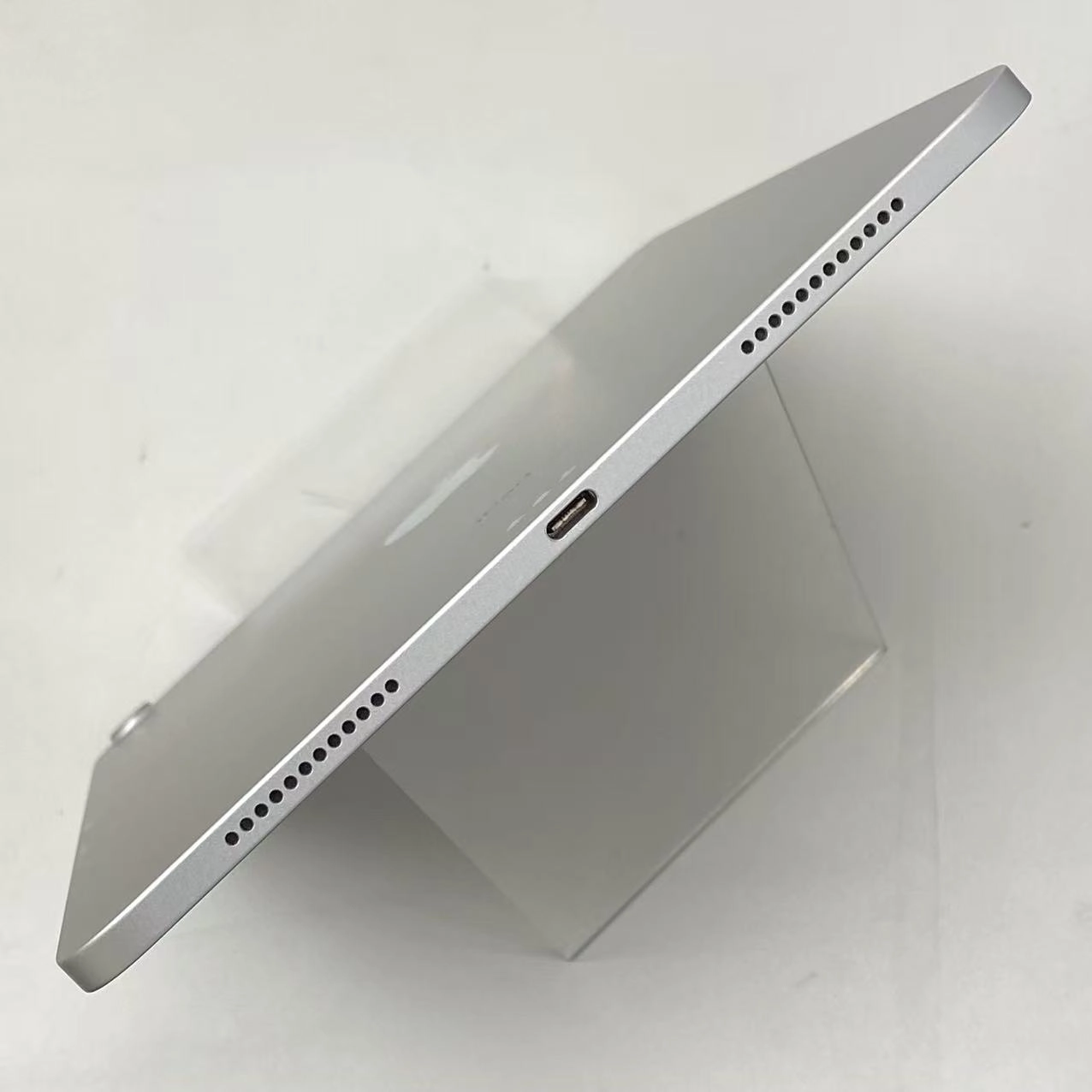 iPad Air 第4世代 Wi-Fiモデル 64GB シルバー MYFN2J/A