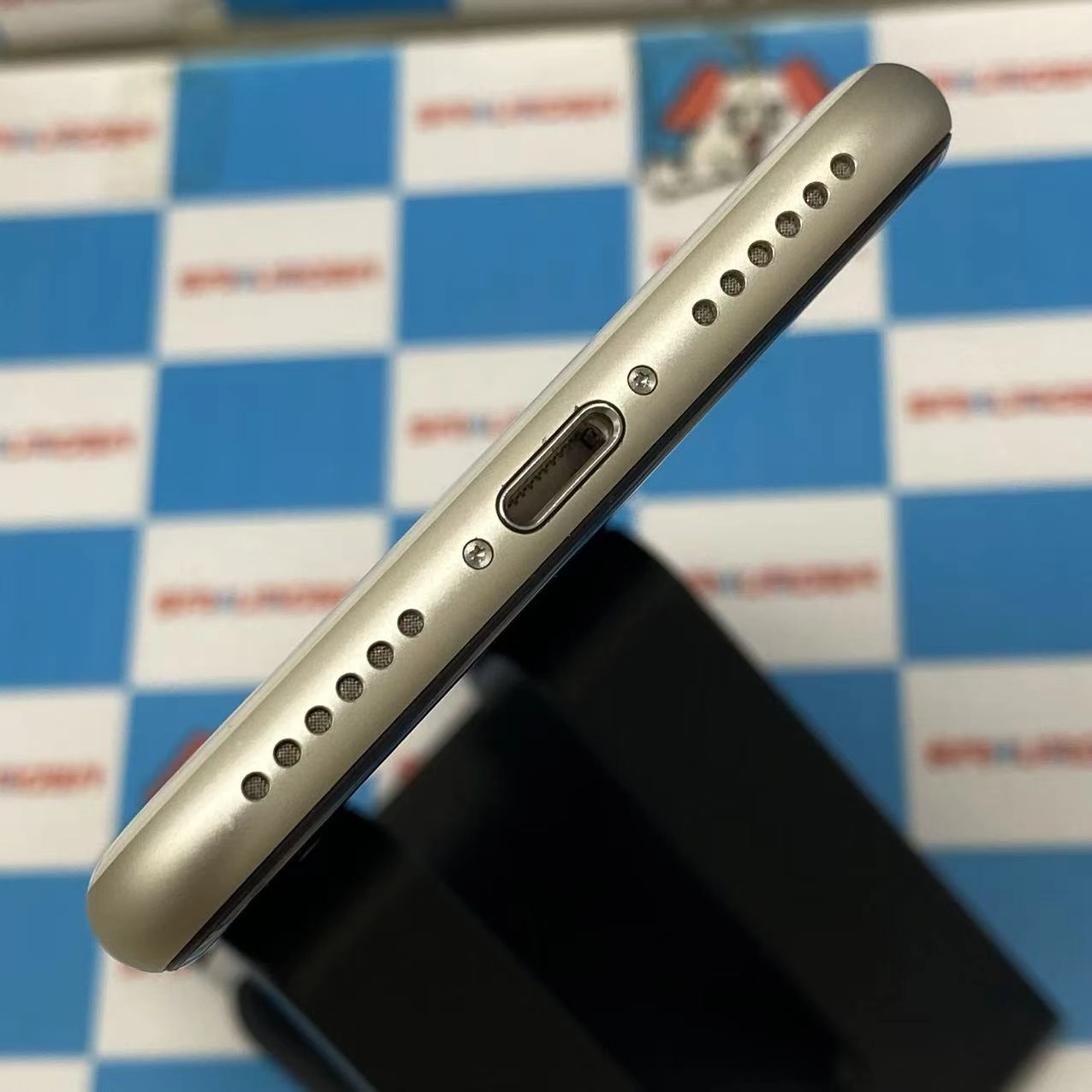 iPhoneSE 第3世代 64GB スターライト MMYD3J/A AU版SIMフリー