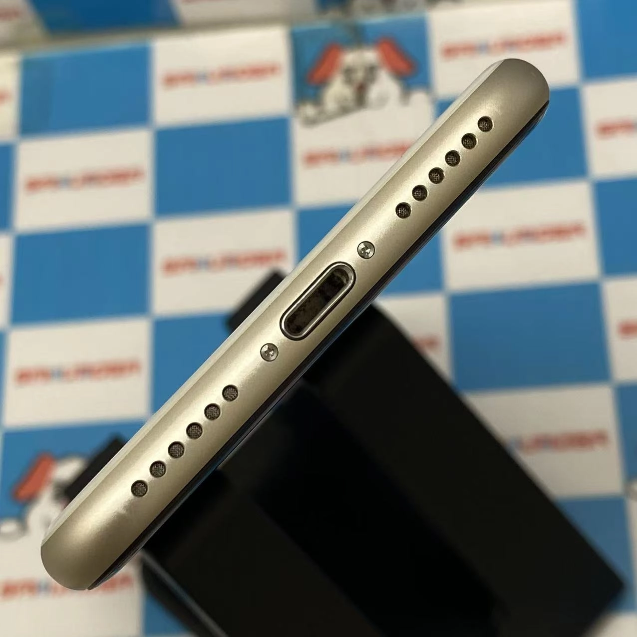 iPhoneSE 第3世代 64GB スターライト MMYD3J/A AU版SIMフリー