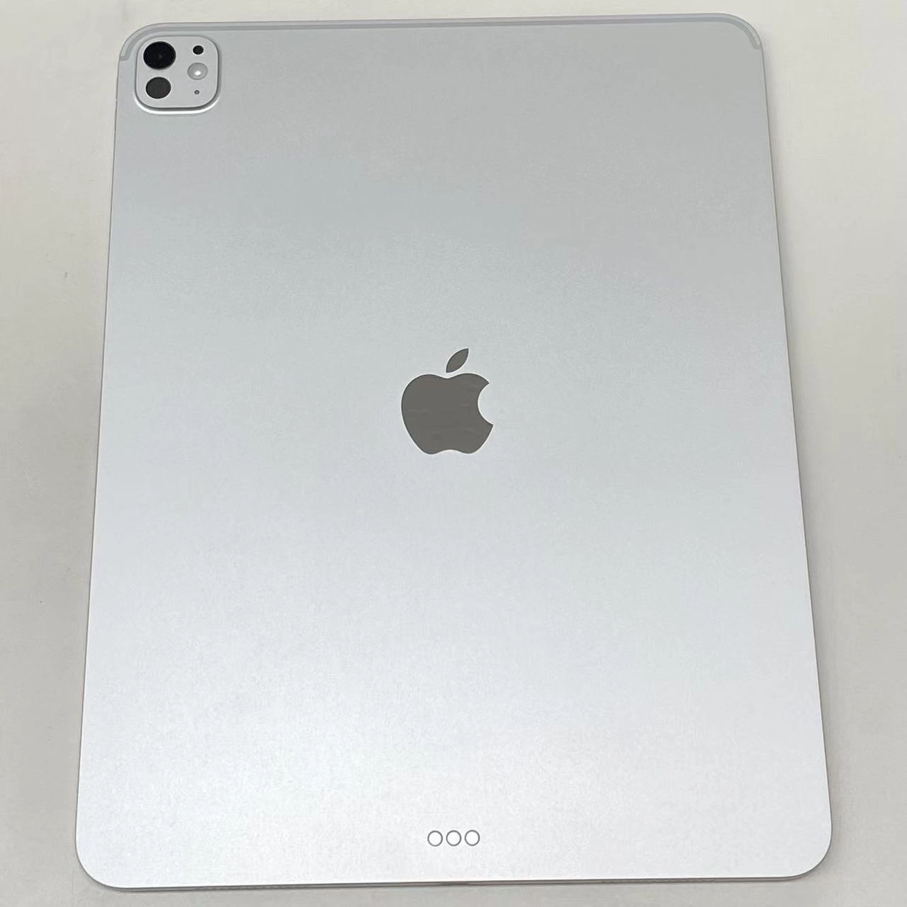 iPad Pro 13インチ 第2世代 M5 Wi-Fiモデル 256GB シルバー MDYK4J/A 新品同様
