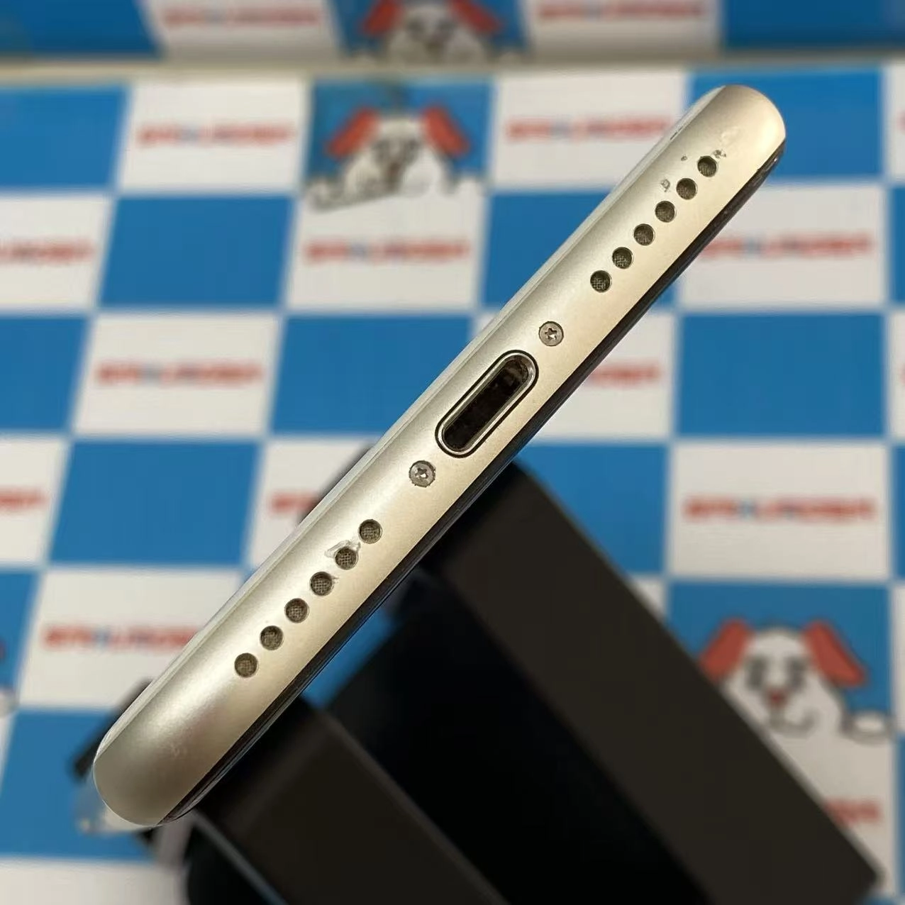 iPhoneSE 第3世代 128GB スターライト MMYG3J/A docomo版SIMフリー