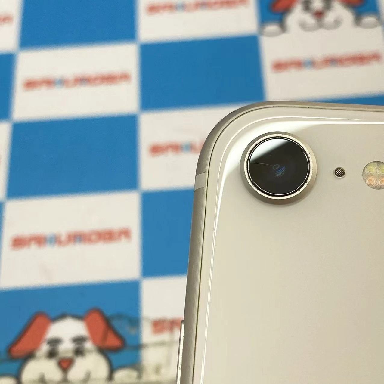 iPhoneSE 第3世代 128GB スターライト MMYG3J/A docomo版SIMフリー