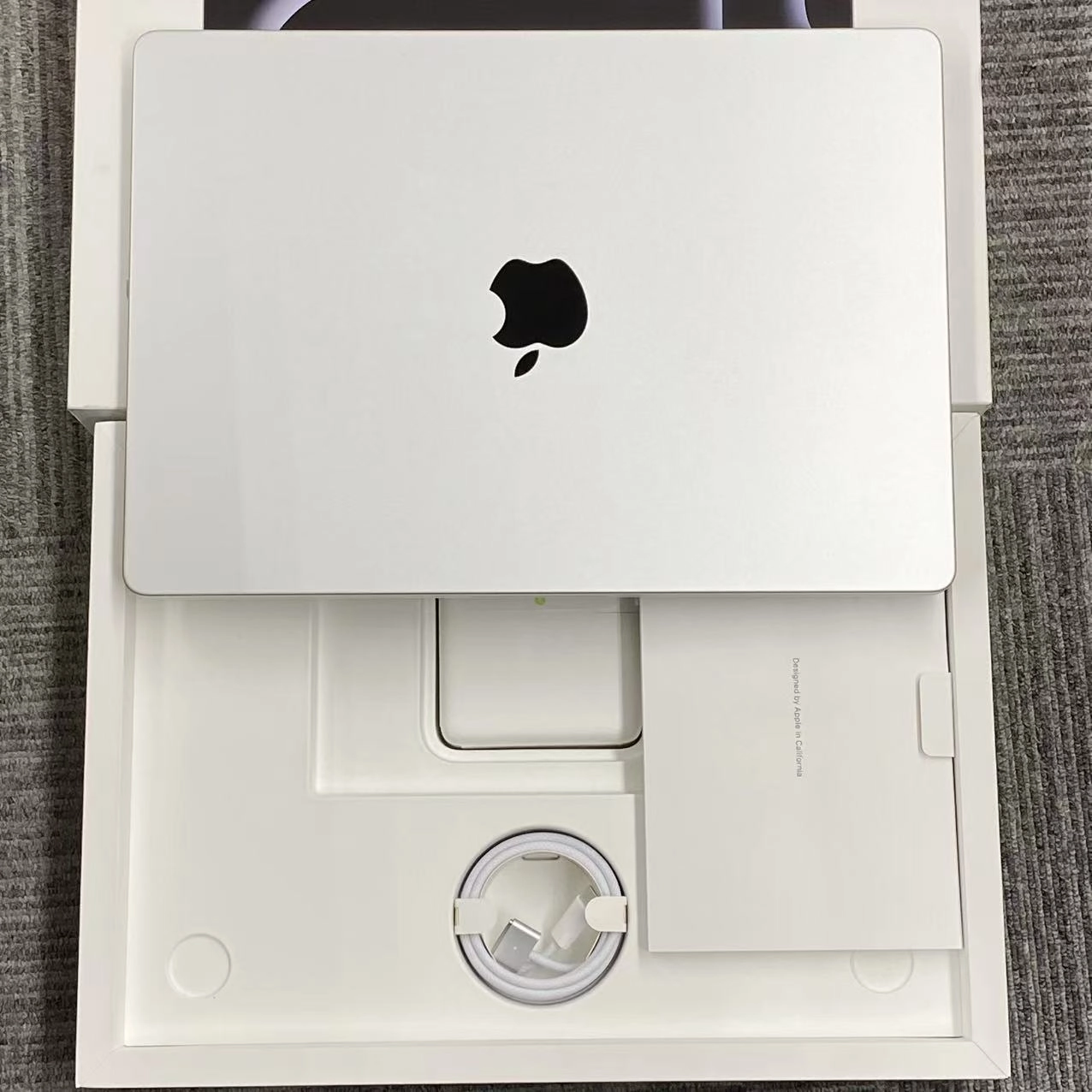 MacBook Pro 14インチ  Late2024 Apple M4 Pro(14コア)  20コアGPU 24GB/1TB シルバー MX2F3J/A 新品同様