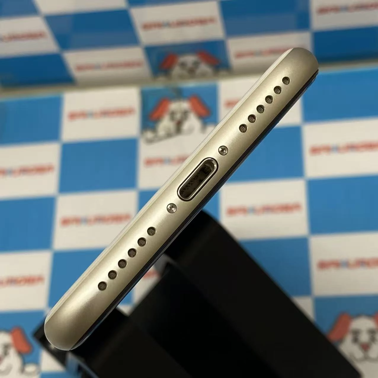 iPhoneSE 第3世代 128GB スターライト MMYG3J/A AU版SIMフリー 美品