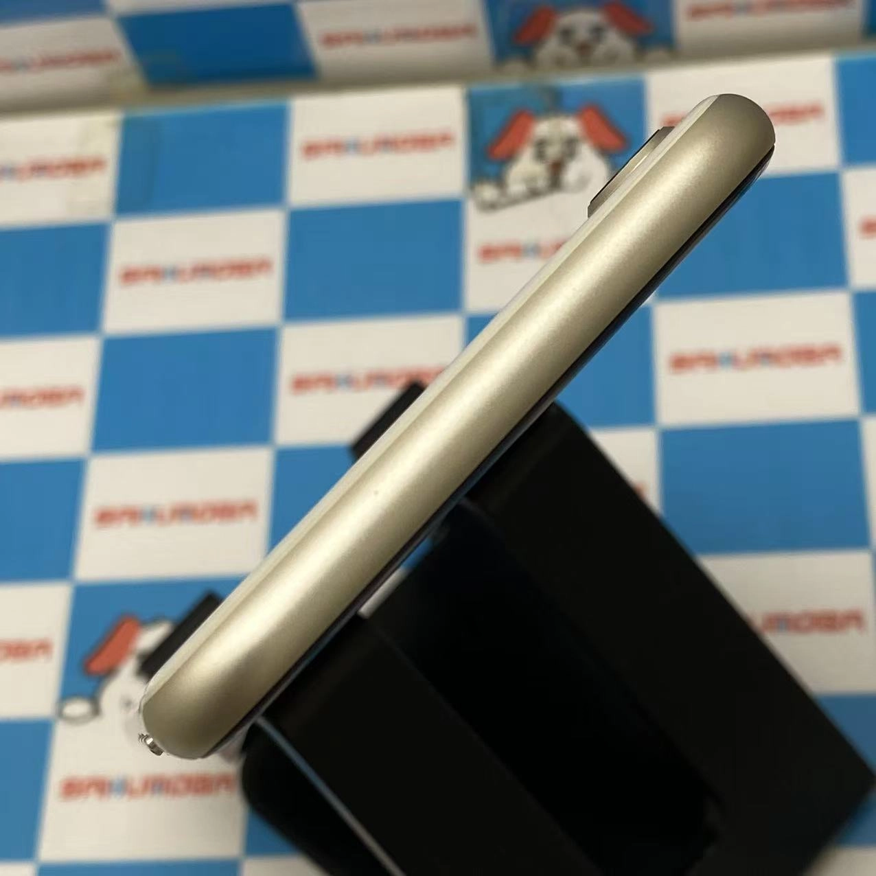 iPhoneSE 第3世代 128GB スターライト MMYG3J/A AU版SIMフリー 美品