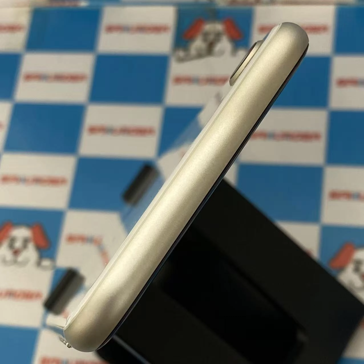 iPhoneSE 第3世代 128GB スターライト MMYG3J/A AU版SIMフリー