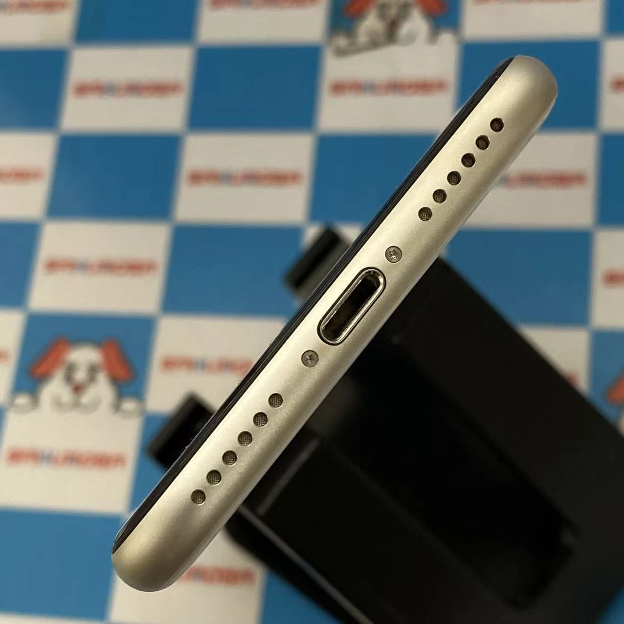 iPhoneSE 第3世代 128GB スターライト MMYG3J/A AU版SIMフリー