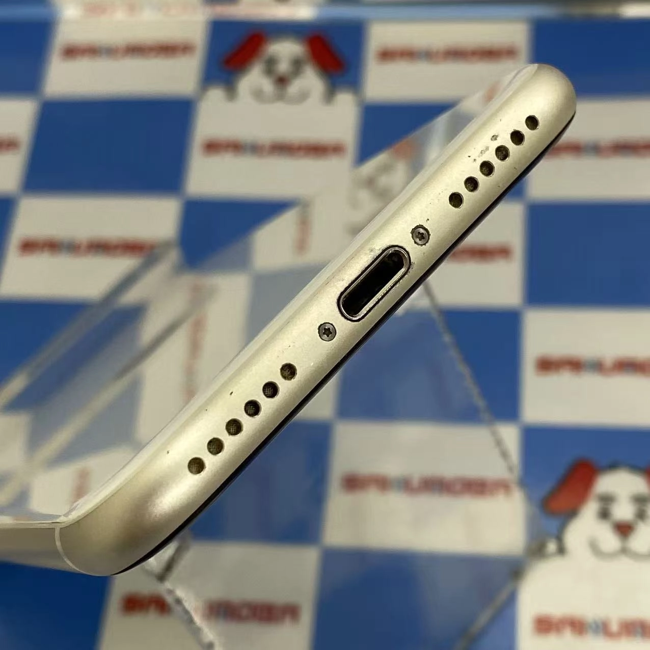 iPhoneSE 第3世代 128GB スターライト MMYG3J/A docomo版SIMフリー