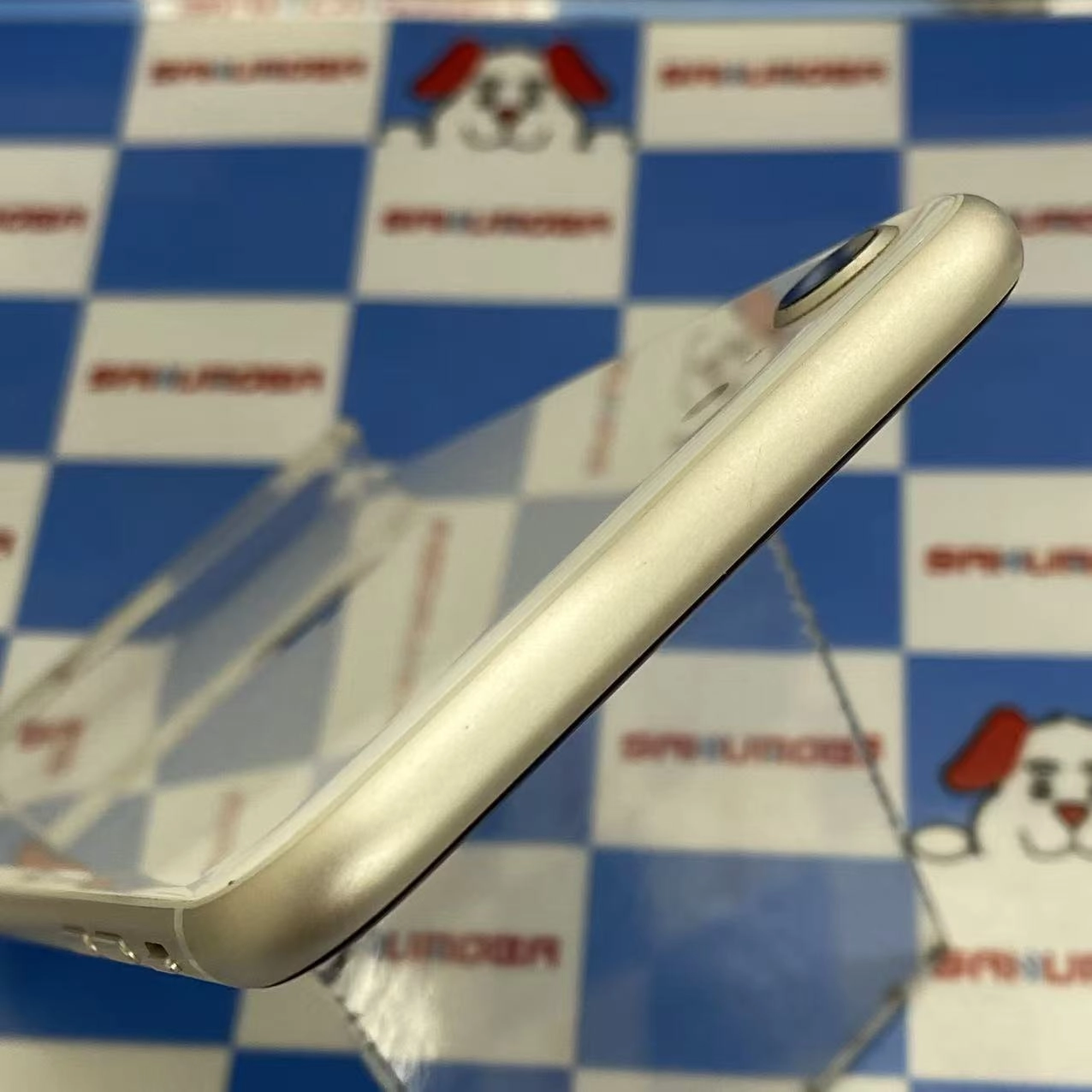 iPhoneSE 第3世代 128GB スターライト MMYG3J/A docomo版SIMフリー