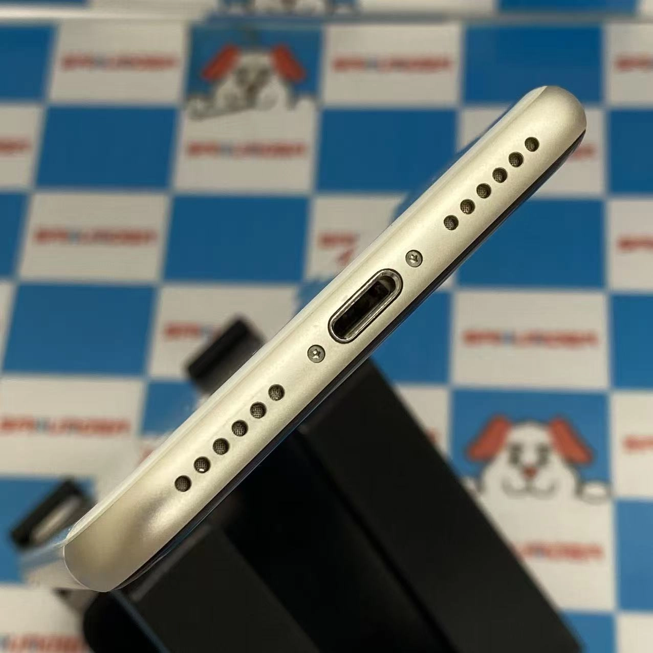 iPhoneSE 第3世代 64GB スターライト MMYD3J/A docomo版SIMフリー美品
