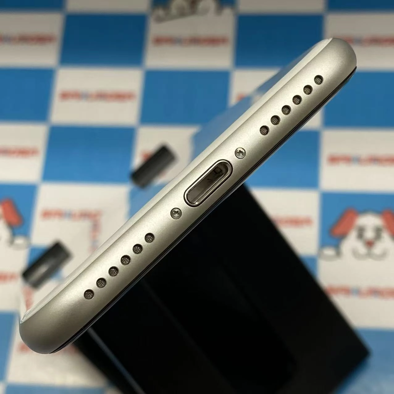 iPhoneSE 第2世代 64GB ホワイト MHGQ3J/A docomo版SIMフリー訳あり品